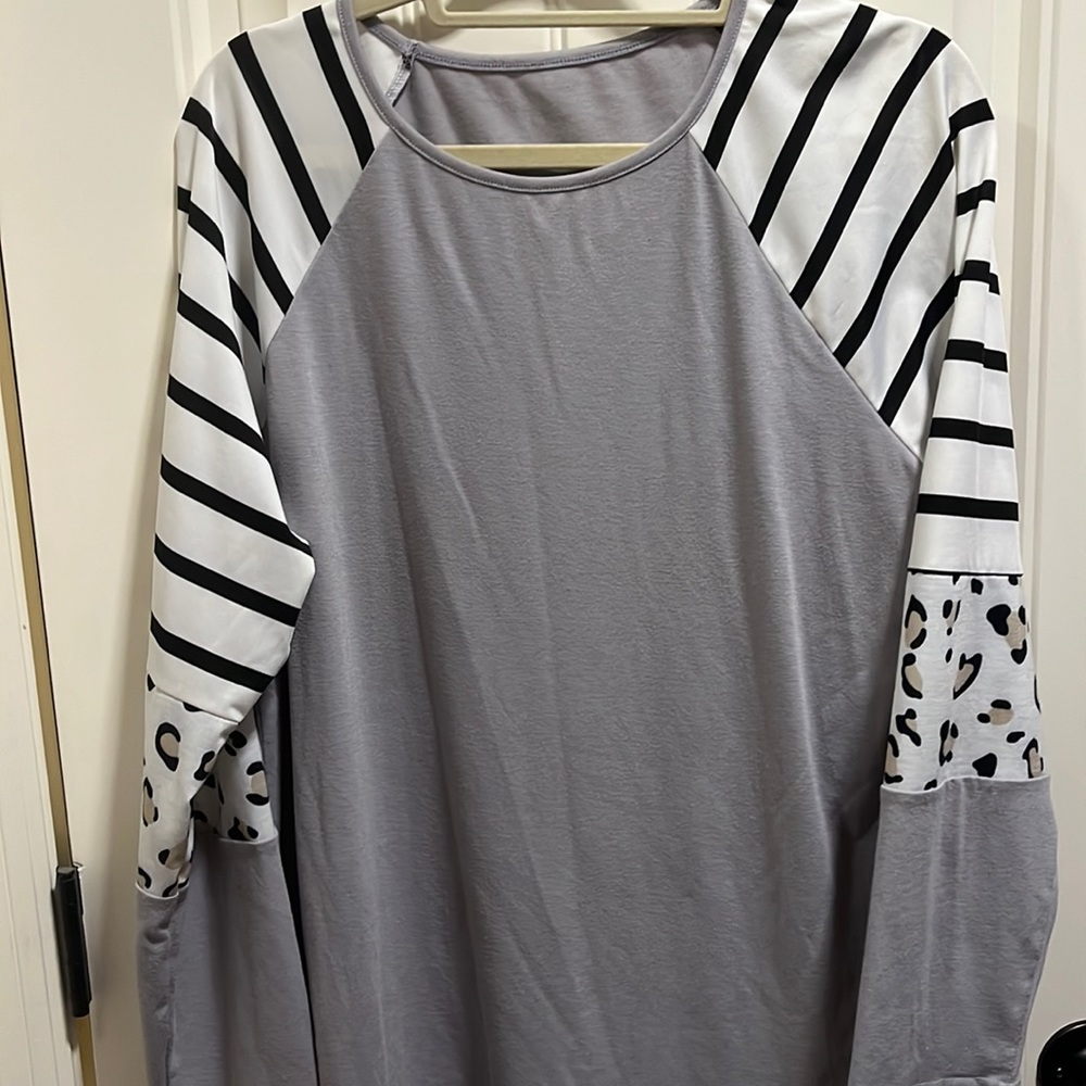 XL top in guc with black stripes & leopard print